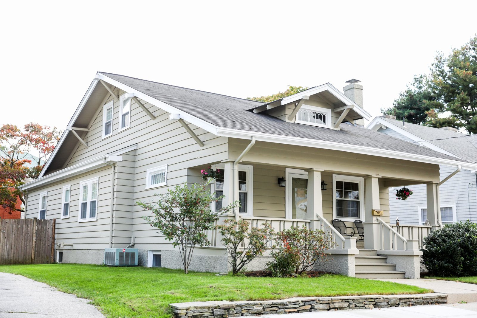 casas suburbanas que simbolizan la inflacion inmobiliaria y el aumento de los costos de la vivienda en un mercado vulnerable(1)