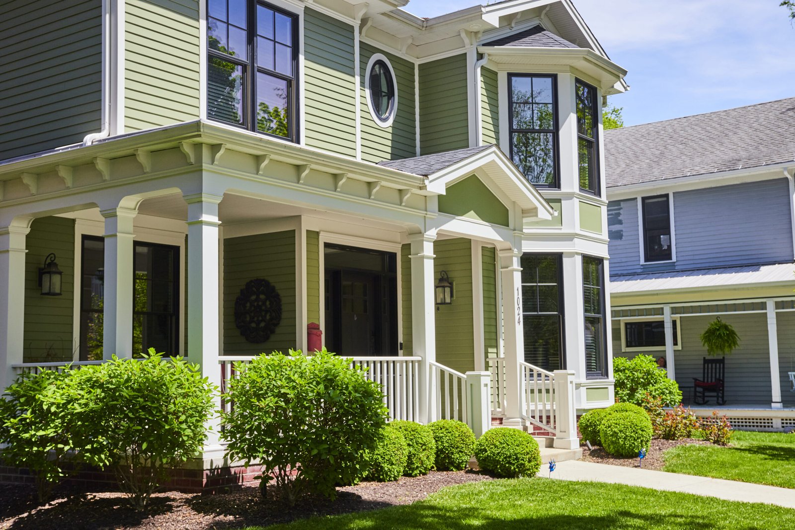 About encantadora casa de los suburbios de sage green con un exuberante jardin nivel de los ojos(1)