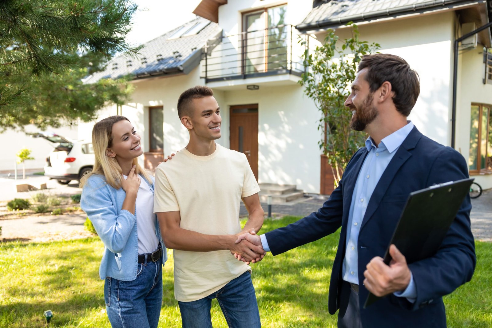 real state agent talking clients after successful deal (1)